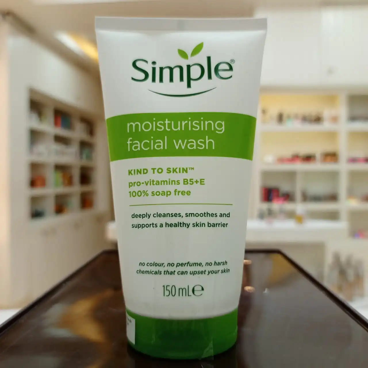 Simple Moisturising Facial Wash (150 ml) - Image 2
